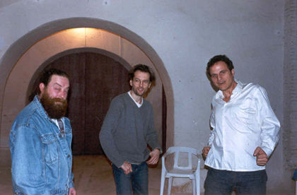 Pedr&iacute;n, Rom&aacute;n y Miguel junto a la enfermer&iacute;a