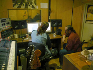 Alberto y Pedr&iacute;n escuchando a Miguel