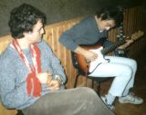 &iquest;Qu&eacute; hace este t&iacute;o con la guitarra de Campoy?