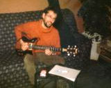 Rom&aacute;n muy contento con su guitarra nueva