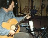 Miguel grabando las ac&uacute;sticas