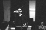 Zappa dirigiendo al Ensemble Modern